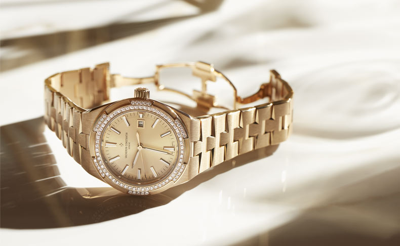 2023新作 ゴールドと光を装って。ヴァシュロン・コンスタンタン「オーヴァーシーズ・オートマティック」