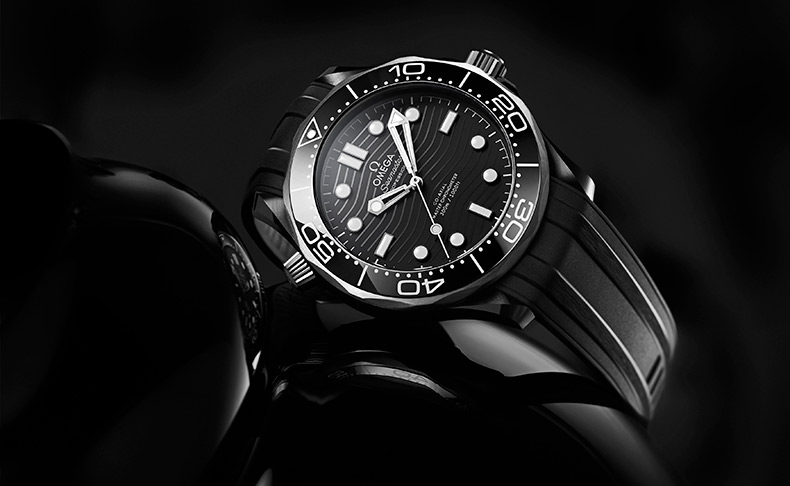 ブラックセラミックとチタンの新たな組み合わせモデル「シーマスター ダイバー300Mマスター クロノメーター ブラックセラミック＆チタン」 