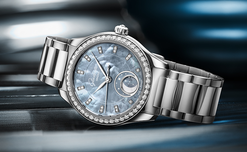 2026新作 天空を映す色彩。グラスヒュッテ・オリジナル「セレナーデ・ルナ」より「スカイライン ブルー」カラーの新作が登場