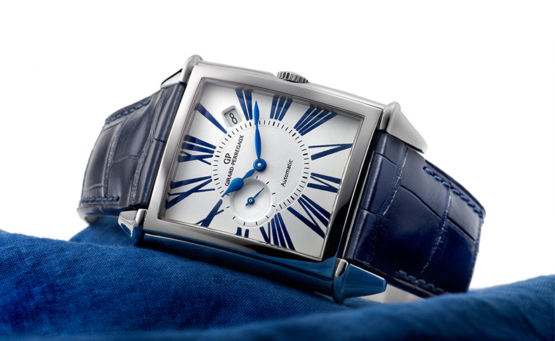 藍色のローマンインデックスが映える日本限定モデル。ジラール・ペルゴ「ヴィンテージ1945 ジャパンブルー限定モデル」