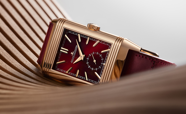 ジャガー・ルクルトからレベルソ90周年を記念して、バーガンディレッドの特別な新作「レベルソ・トリビュート・デュオ・ファリアーノ」が登場