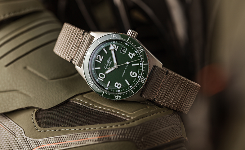 2021新作 アウトドアでのどんな冒険にも対応。グラスヒュッテ・オリジナルから葦草を思わせるグリーンの新しい「SeaQ」が登場