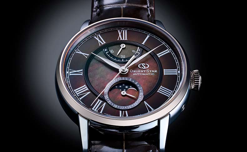 「M45 F7 メカニカルムーンフェイズ」が映し出す 秋夜の田沢湖の閑雅な情景