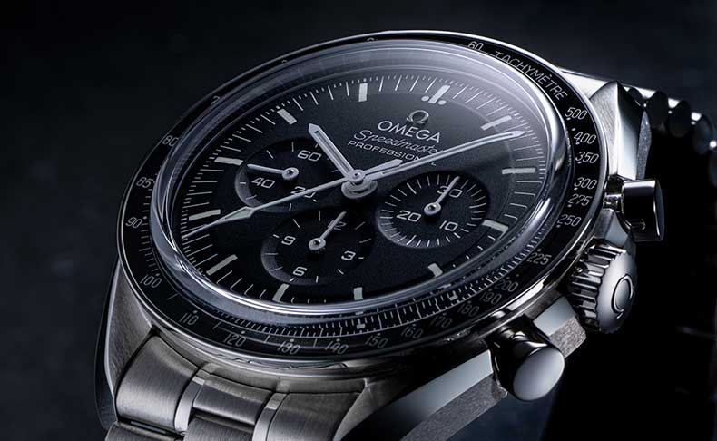 ついにマスター クロノメーター・モデルが定番化！「オメガ ムーンウォッチ」の現在