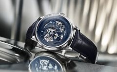 2025新作 時の創造者に捧げるプラチナ リミテッド・エディション。夜明けの蒼さを湛えた、グラスヒュッテ・オリジナル「パノマティック・カレンダー」