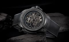 ノルケインがTHREECの特別オーダーを受け生み出したオールブラックのコレクションアイテム。ノルケイン「ワイルドワン スケルトン 39mm “スリーク” リミテッドエディション」