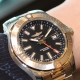 レッドのGMT針が目を惹くブラックダイヤルの アベンジャー オートマチック GMT 43 A32397101B1A1 【在庫あり】