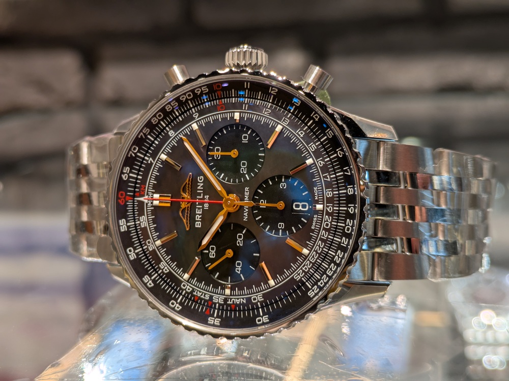  【ブライトリング】【再入荷】日本限定の特別なナビタイマー！神秘的なブラックマザーオブパールの輝き_ナビタイマー B01 クロノグラフ 43 ジャパンエディション