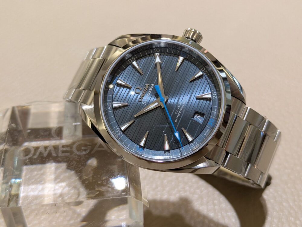 【オメガ】冬の落ち着いた装いに品を添える、静かに輝くブルーダイヤル_シーマスターアクアテラ１５０Mマスタークロノメーター４１ｍｍ_220.10.41.21.03.002