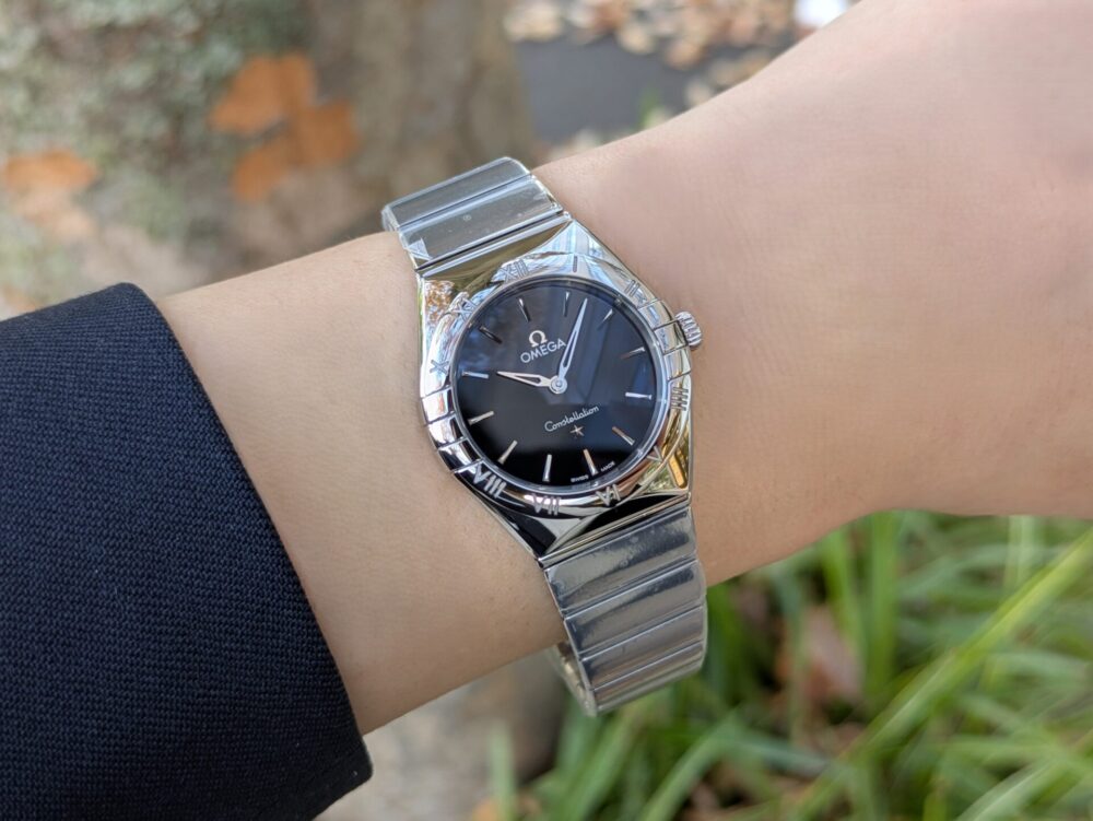  【オメガ】ジュエリーウォッチの完成形！アクセサリーのように華やぐ、オメガの黒。_コンステレーション 28mm _131.10.28.60.01.00﻿1