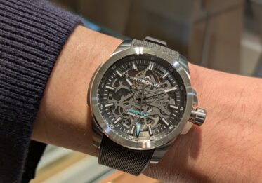  【ノルケイン】堅牢ボディに宿る機械の鼓動！タフな男が魅せる繊細さに心を掴まれる。インディペンデンス スケルトン 40mm_N3008.07S01.G01