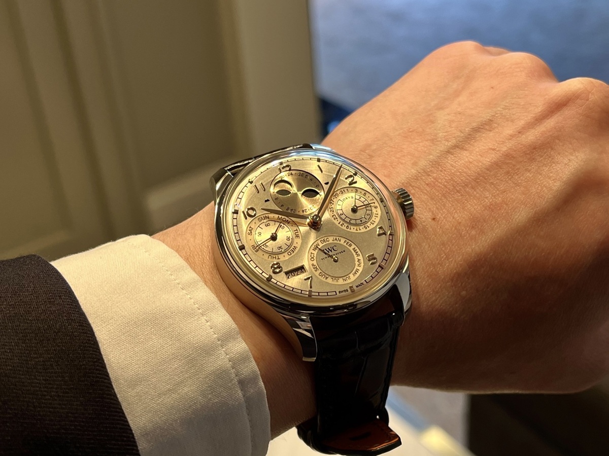  【IWC】人気衰えず！未だ大人気が続くポルトギーゼのデューンカラーを再確認！_ポルトギーゼ・パーペチュアル・カレンダー 44_IW503704