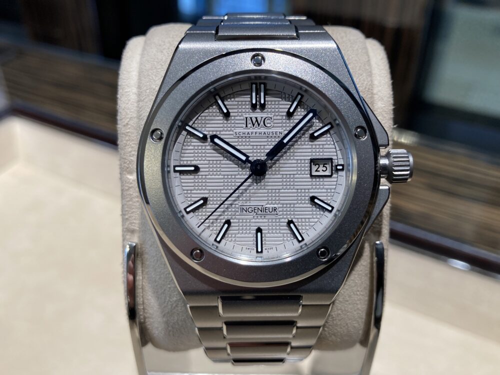  伝説を再構築：IWCインヂュニア IW328904 チタンモデルの洗練された魅力