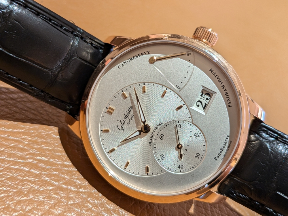  【グラスヒュッテ・オリジナル】パノリザーブ_“ 上質を知る大人 ”の雰囲気をさりげなく、しのばせる。艶やかなレッドゴールドで品格を手にする_16501251561