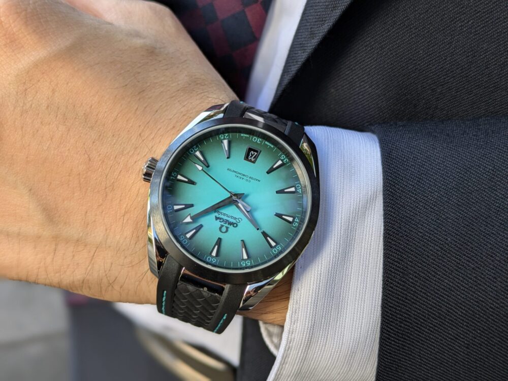  【オメガ】2025年 新作入荷！ターコイズの寒色系が洗練されたコントラストを生み出し、ファッションの格を上げてくれる。今年の冬はクールに決めちゃいましょう！_アクアテラ 150M マスタークロノメーター 41mm_220.32.41.21.03.001