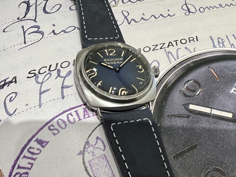  【 パネライ 】緊急速報！！まさかの生産終了モデルが奇跡的に入荷っ！！　PAM01335 ラジオミール トレジョルニ（ブルー文字盤）は、シンプル二針でなぜ人気なのか？改めてその魅力に迫る！