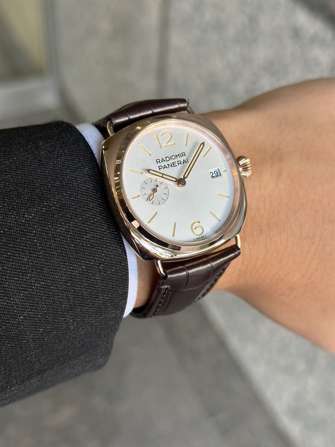  【パネライ】金価格高騰時代に輝く選択！落ち着きのあるエレガントなスタイルに。PAM01026 ラジオミール クアランタ ゴールドテック™ が示すラグジュアリーの未来