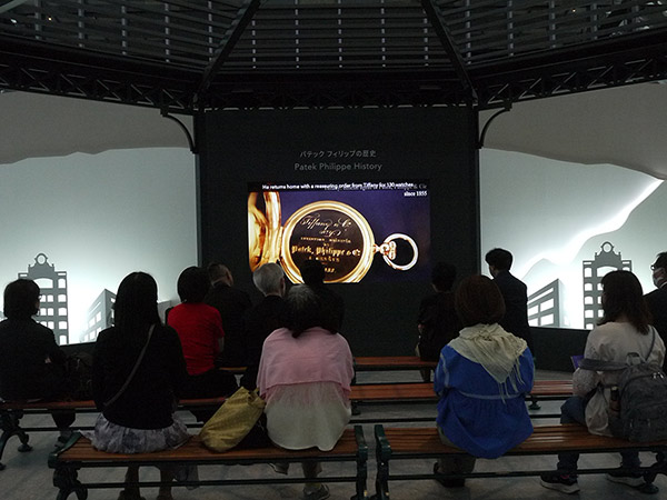 会場広場にあるシアターでは前方のスクリーンでパテック フィリップの歴史を紹介するムービーが映写されている