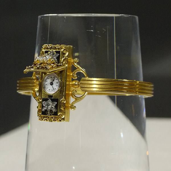 パテック フィリップが1868年に製作した婦人用の腕時計。華麗な宝石で飾られた蓋をあけることで時刻が確認できる実用的な腕時計として製作されたもの。