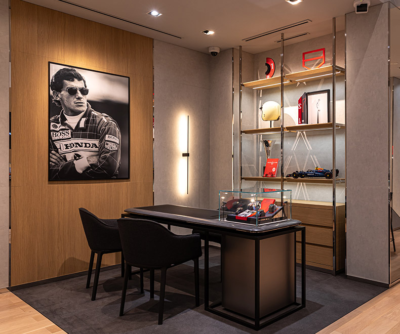 広島随一の繁華街に移転し生まれ変わった「タグ・ホイヤー 広島」。その内装は力強くタイムレスなブラックに加え、温かみのあるグレーやニュートラルカラーで構成され、その調和がタグ・ホイヤーのタイムピースをより引き立てるよう配慮されている。