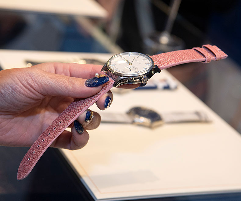 表面を研磨して美しいドットの模様が浮き出たガルーシャのストラップを装着した『ロワイヤル パリ IIドゥフォンクション』