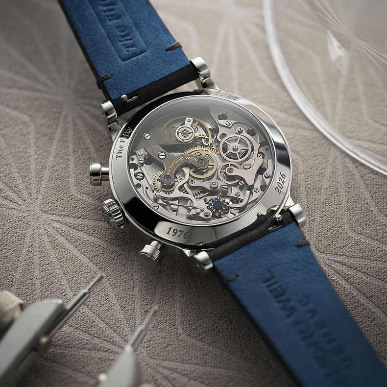 ブランド創業と同じ1976年に製造されたクロノグラフの傑作キャリバーを採用。ただし単純に搭載するのではなく、ルテニウム仕上げのブリッジにロゴを彫り込んだり、コラムホイール等にブルースチール仕上げを施すなど、固有のアイデンティティを付与する丁寧な加工が施されている。