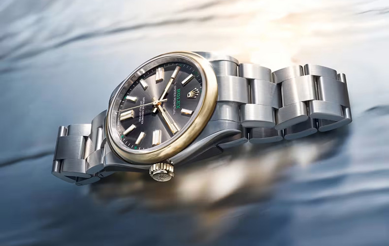 オイスタースチールとイエローゴールドのコンビネーションがオイスターウォッチの初期モデルに見られたデザインを想起させる100周年記念モデル