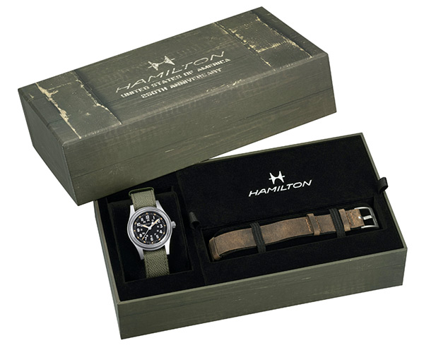 今回の新作には1000個限定の特製BOXが用意されている。いかにも戦地をかい潜ってきた軍用箱を模しており、脱色や一部破損までも再現。そのカバー表面にはハミルトンのロゴと、米建国250周年を意味する文字が記されているが、丁寧にもステンシル書体を用いている点がツボを押さえた演出だ