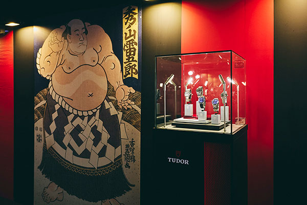 両者のワールドワイドパートナーを象徴するように、チューダーの新作と錦絵のパネルが共存展示