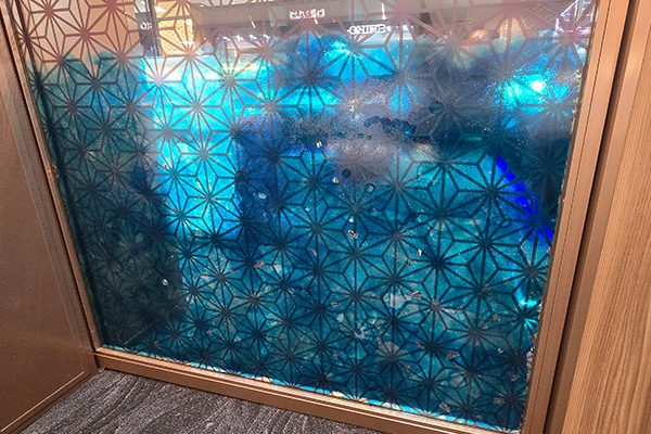 自動車の塗装や真珠に漆蒔絵（まきえ）を施した「蒔絵パール」などの実績を持つ「佐藤喜代松商店」