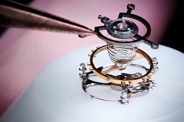 6時位置には独自の三本のアームを持つトゥールビヨン脱進機を配置。これらの構造そのものを時計デザインとして前面に打ち出すことで、その精緻な作動とメカニカルな面白さを際立たせている。