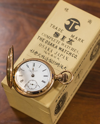 美しい金側の懐中時計は大阪時計製造所製で小谷会長の愛蔵品