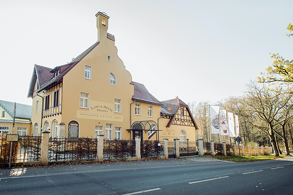 2001年の創業以来、ドイツのザクセン州ドレスデン北東部にあるラーデベルクに本拠を置くラング＆ハイネ