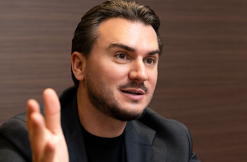 「他のブランドに行きたいと思ったことは一度もありません。今はラ・ショー・ド・フォンからクルマで15分の場所に住んでいます。ラ・ショー・ド・フォンは標高1000mの高所で年間70%が晴れていますし美味しいチョコレート屋もあるし、すべてが魅力的です。雪は多いですが、今では降ることが減っていますね。雪ではなく雨が降ることが多くなっています。実を言うと、雪が好きなので、もっと降って欲しいんですよ」」
