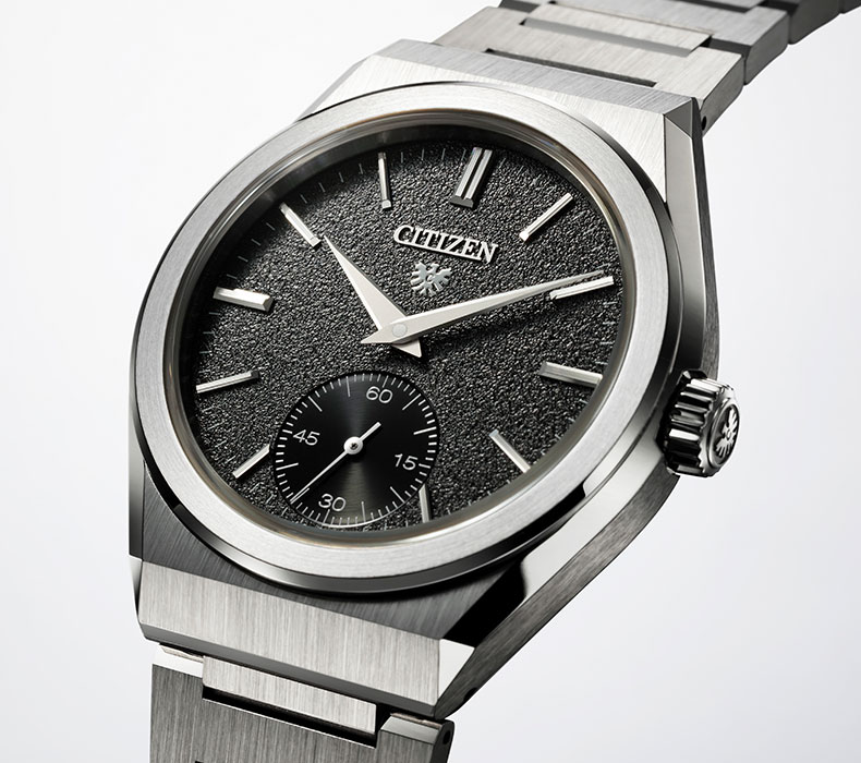 2021年8月に発表されたシチズンの自社開発・製造による自動巻きメカニカルムーブメントの『Cal.0200』を搭載する最初のモデルが、この『ザ・シチズン NC0200-90E』。文字板には電鋳手法による陰影に富んだ砂地模様をあしらっている。