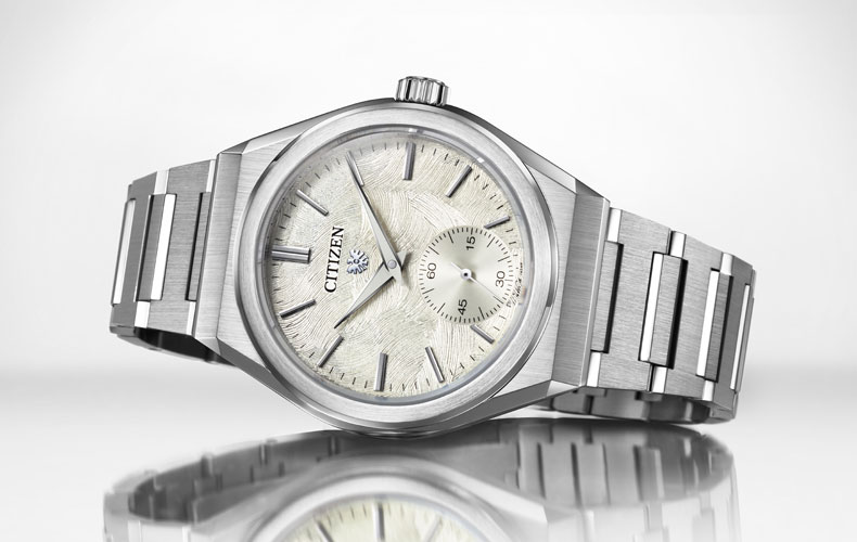 『ザ・シチズン 30周年記念限定モデル NC0201-54A』の文字板には『ザ・シチズン』のシンボルであるイーグルの羽ばたきを思わせるパターンを表現している