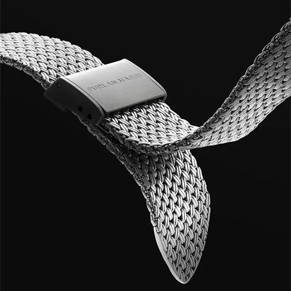 ヘリンボーン型に細かく編み込まれたメッシュブブレスレットは、ファーラン氏自身が所有するヴィンテージモデルのブレスレットを参考にしてデザインされた