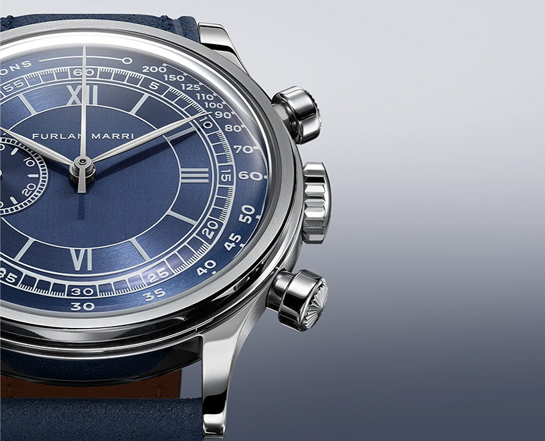 クォーツに機械式モジュールを組み合わせ、クロノグラフ針のスイープ運針を実現したメカクォーツ。ファーラン・マリのクロノグラフは、現在のところすべてセイコー社製メカクォーツ・ムーブメント、Cal.Seiko VK64を採用する。写真は「アルデシア・ブルー」