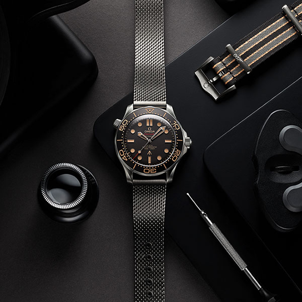 “トロピカル”ブラウンのダイアルと軍用時計を模した「シーマスター ダイバー300M 007 エディション」。
