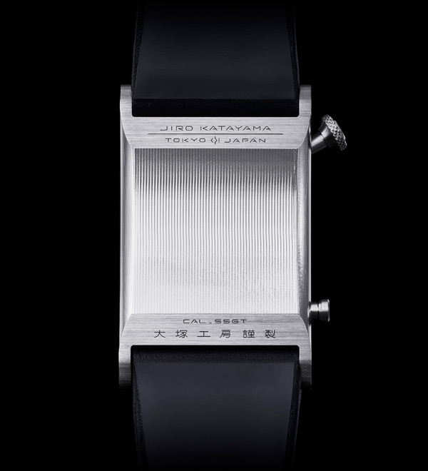 ケース背面はステンレススティール製のソリッドバック仕様