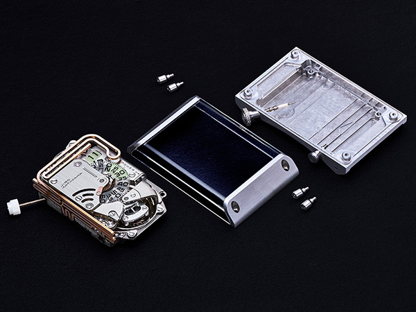 3ピース構造を明確に提示した写真。「上下分割ケースにムーブメントを挟む構成で、いわゆる“もなか”です」と片山氏は述べる。