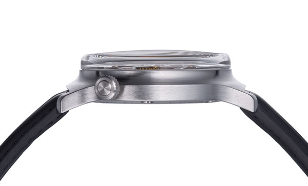 無反射コーティングと指紋防止コーティングが施されたサファイアクリスアルガラスの厚さは、なんと4.6mm