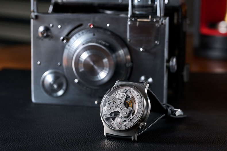 大塚ローテック創業の2012年に発売された「5号」のデザイン要素を継承する